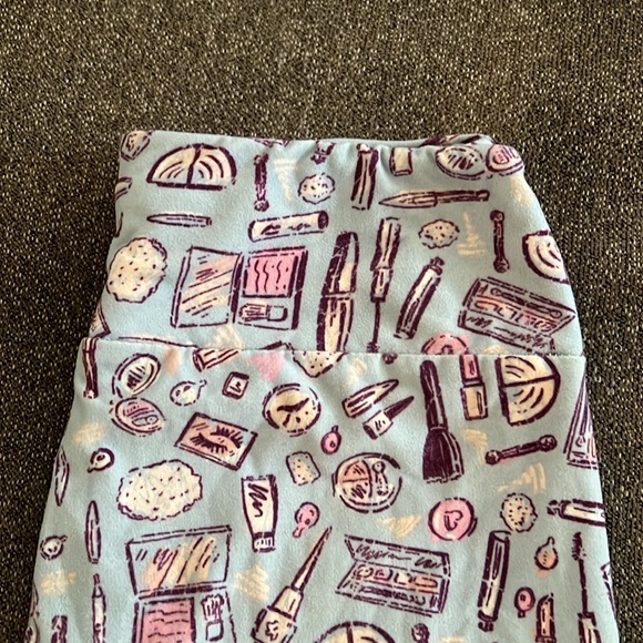 LuLaRoe Make Up Perfume Print Leggings. One size. - Picture 4 of 7
